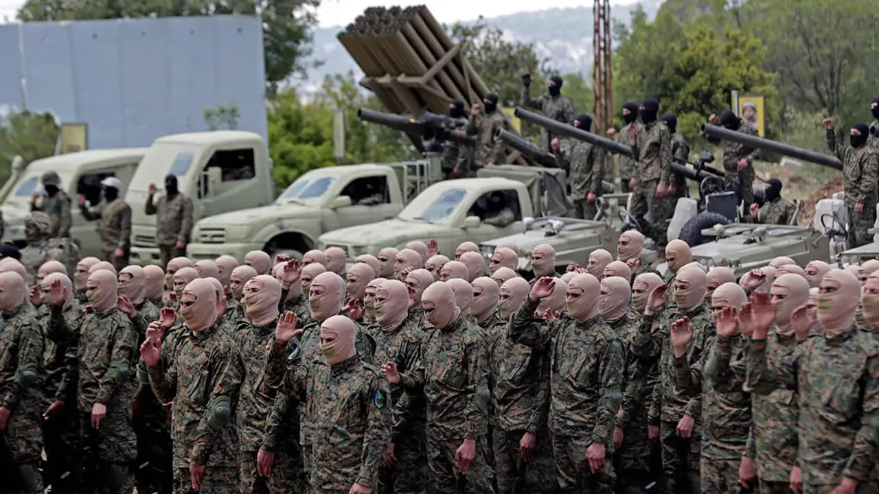 <p>Combatientes libaneses de Hezbolá participan en incursiones transfronterizas, parte de un ejercicio militar a gran escala, en Aaramta, en la frontera con Israel, el 21 de mayo de 2023, antes del aniversario de la retirada de Israel  - AFP/ ANWAR AMRO&nbsp;</p>
