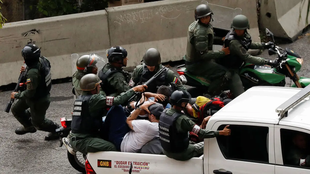 La Guardia Nacional Bolivariana detiene a manifestantes mientras la gente se reúne para protestar contra los resultados electorales que otorgaron al presidente de Venezuela, Nicolás Maduro, un tercer mandato, en Caracas, Venezuela, el 30 de julio de 2024 - REUTERS/LEONARDO FERNÁNDEZ VILLORIA
