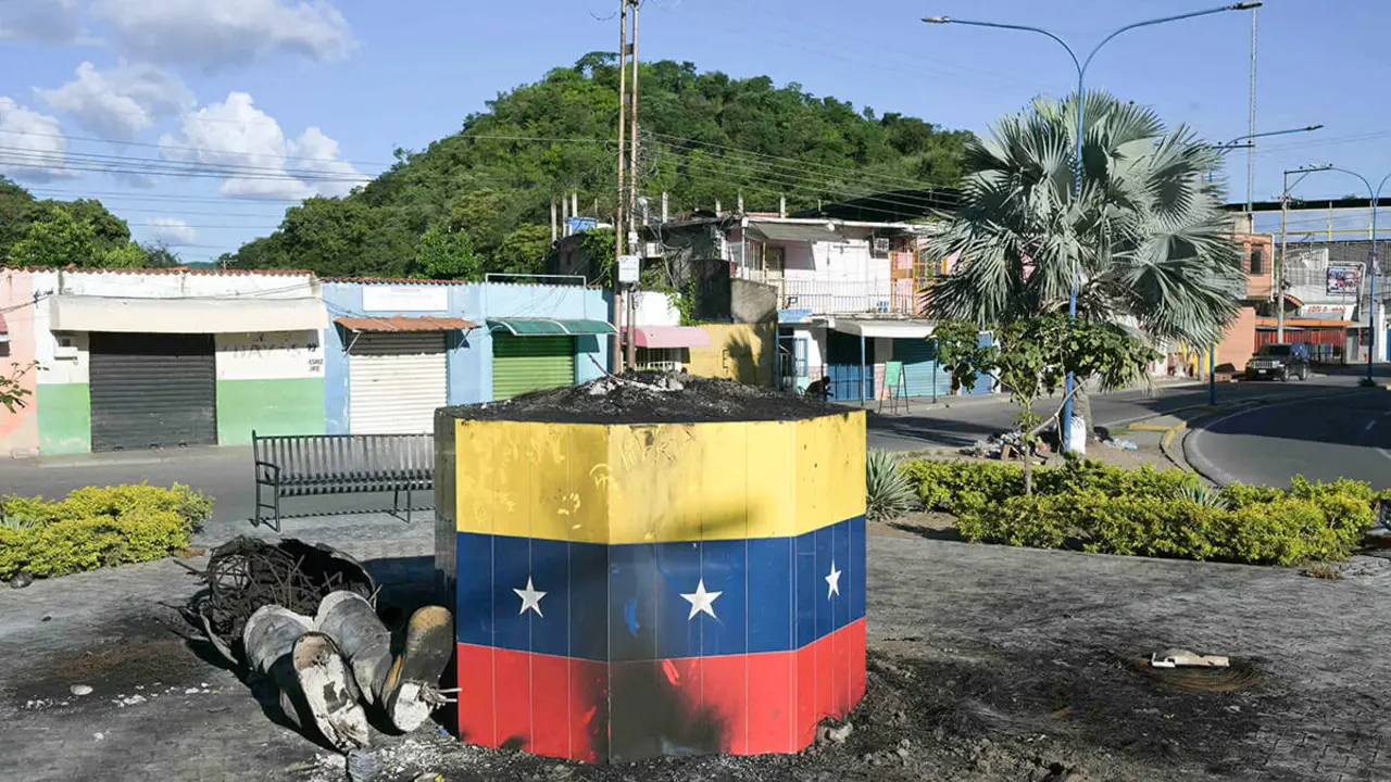 <p>Los restos de una estatua del fallecido presidente venezolano Hugo Chávez destruidos y quemados durante una protesta contra el gobierno del presidente venezolano Nicolás Maduro se muestran en Mariara, estado de Carabobo, Venezuela, el 31 de julio de 2024 - AFP/YURI CORTEZ</p>
