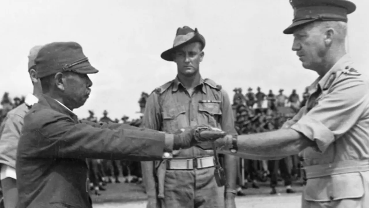 El general japonés Hatazō Adachi, jefe del 18° Ejército nipón en Nueva Guinea, ofrece su espada en septiembre de 1945 en señal de rendición incondicional al general australiano Horace Robertson -&nbsp;PHOTO/Australian War Museum. Dominio Público&nbsp;