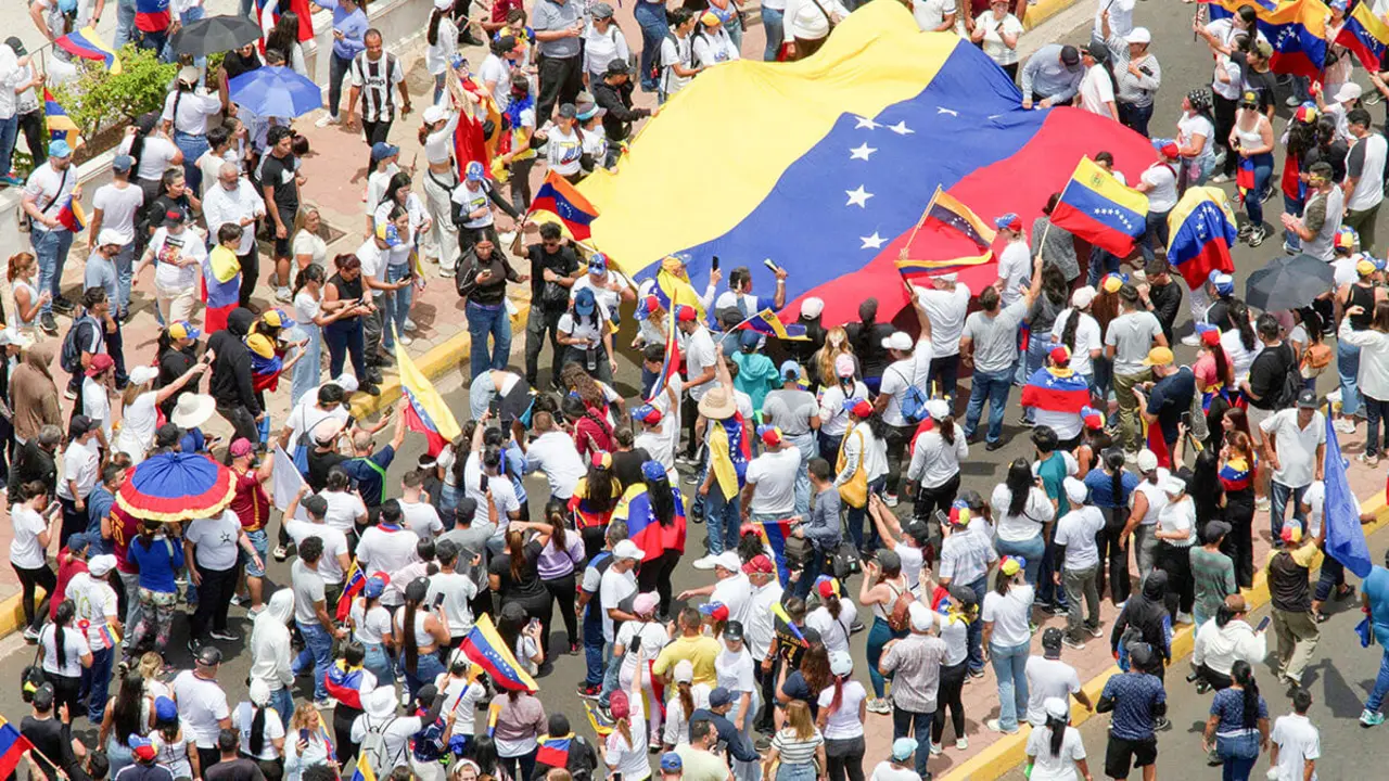 <p>Protesta por los resultados electorales que otorgaron al presidente venezolano Nicolás Maduro un tercer mandato, en Maracaibo, Venezuela, el 30 de julio de 2024 - AFP/ISAAC URRUTIA</p>
