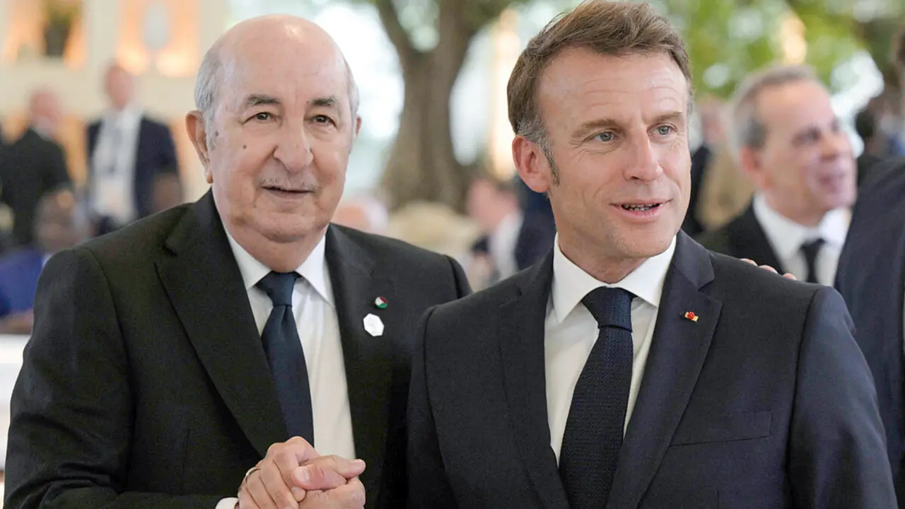 <p>El presidente francés, Emmanuel Macron (der.), y el presidente argelino, Abdelmadjid Tebboune, participan en una sesión de trabajo sobre inteligencia artificial (IA), energía, África y el Mediterráneo en el complejo turístico Borgo Egnazia durante la Cumbre del G7 en Savelletri, cerca de Bari, Italia, el 14 de junio de 2024 - AFP/TIZIANA FABI&nbsp;</p>
