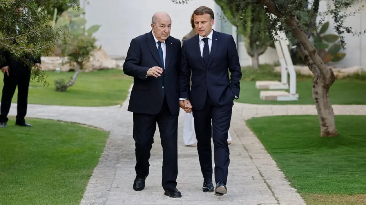 <p>El presidente de Francia, Emmanuel Macron (Derecha), conversa con el presidente de Argelia, Abdelmadjid Tebboune (Izquierda), durante su asistencia a la cumbre del G7 organizada por Italia en el complejo turístico de Borgo Egnazia, en la región de Apulia, en Savelletri, el 13 de junio de 2024 – PHOTO/Ludovic MARIN/AFP&nbsp;</p>
