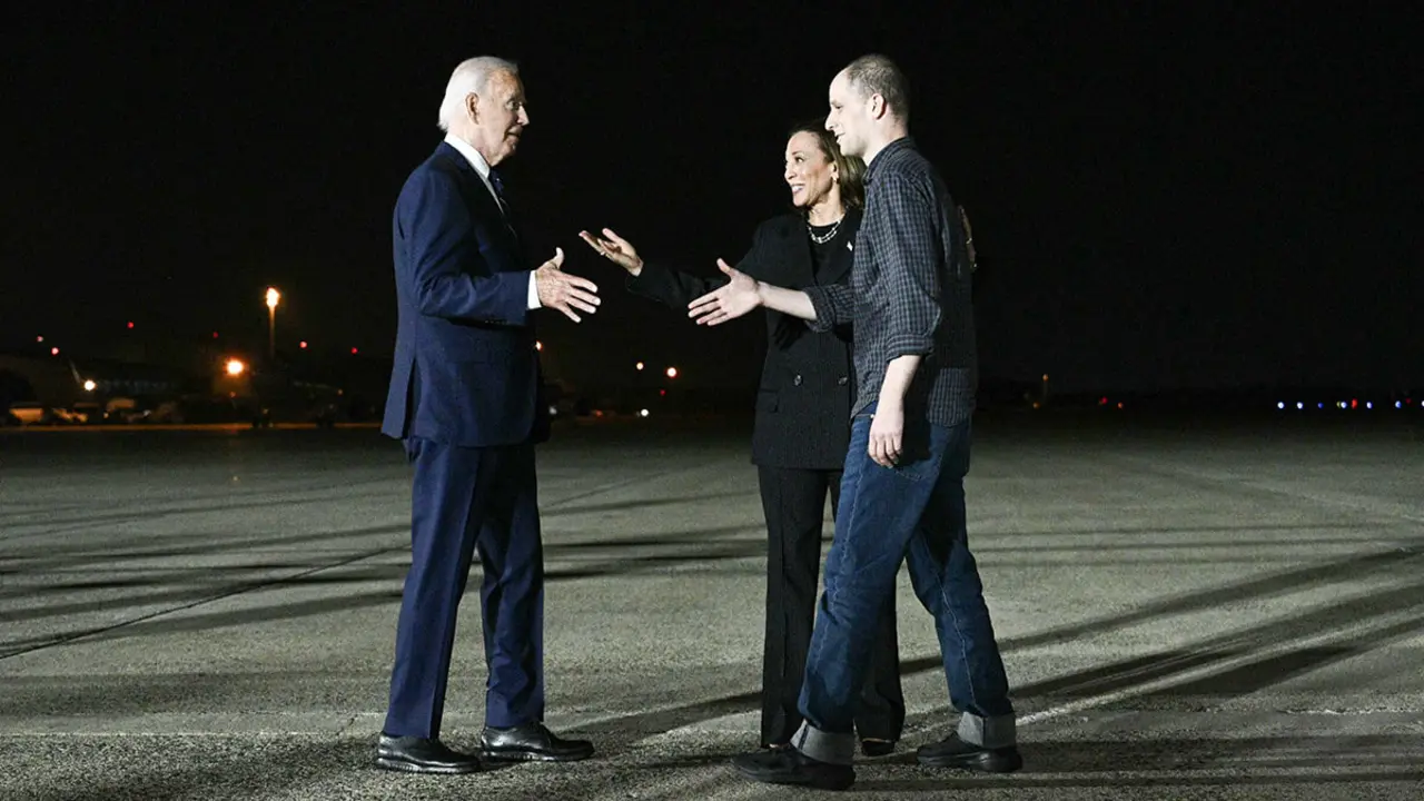 Evan Gershkovich es recibido por el presidente de Estados Unidos, Joe Biden, y la vicepresidenta, Kamala Harris, a su llegada a la base conjunta Andrews, en Maryland, el 1 de agosto de 2024 - AFP/BREDAN SMIALOWSKI&nbsp;