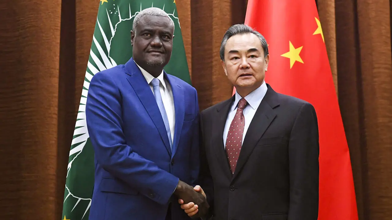 <p>Moussa Faki Mahamat, a la izquierda, posa con el ministro de Asuntos Exteriores chino, Wang Yi, antes de una reunión en Pekín - AP/GREG BAKER</p>
