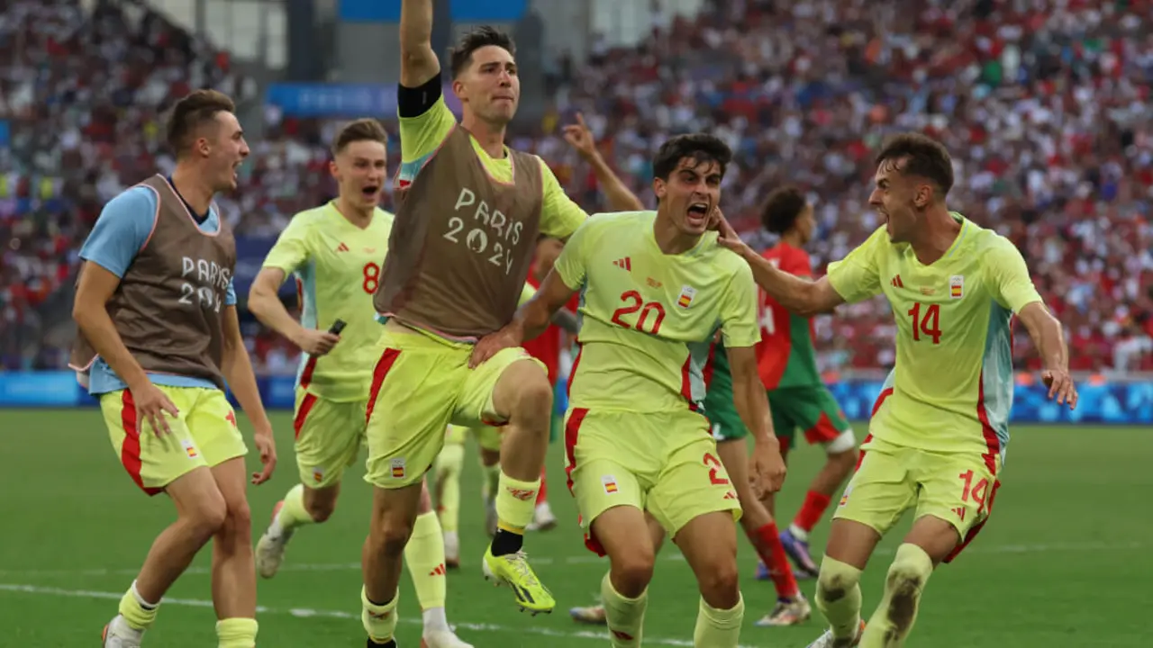 El defensa español Junlu Sánchez celebra después de anotar el segundo gol de su equipo durante el partido de fútbol de semifinales masculino entre Marruecos y España de los Juegos Olímpicos de París 2024 - Pascal GUYOT / AFP