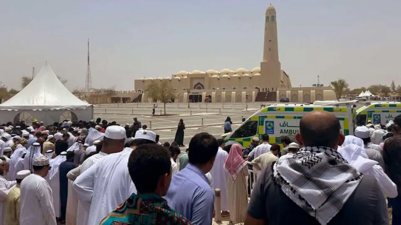 Los fieles rezan en el recinto cercano a la mezquita del imán Muhammad bin Abdul Wahhab durante el funeral de Ismail Haniyeh, líder palestino de Hamás, en Doha, el 2 de agosto de 2024&nbsp; - AFP