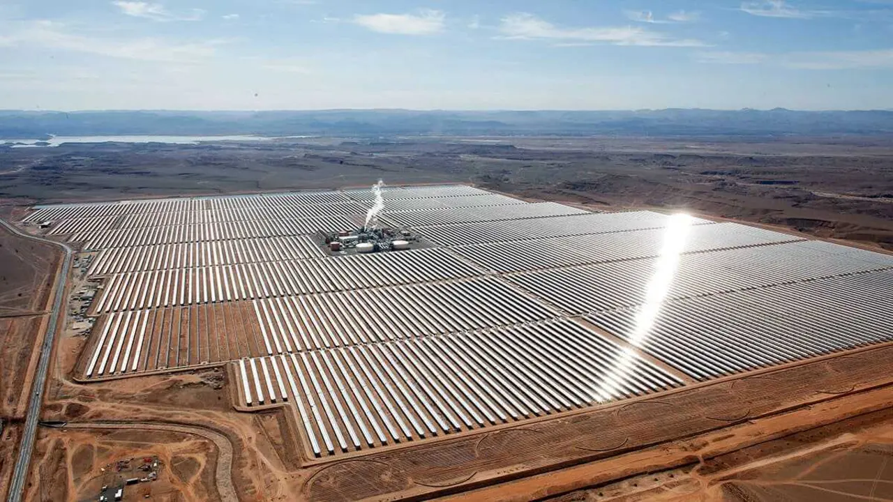 Vista aérea de los espejos solares en la planta de energía solar concentrada (CSP) Noor 1, a unos 20 km (12,5 millas) de la ciudad de Ouarzazate, en el centro de Marruecos - AP/ABDELJALIL BOUNHAR