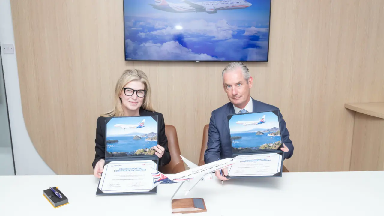 Stephanie Pope (izquierda), la reciente directora ejecutiva de Aviones Comerciales de Boeing, comparte desde el 8 de agosto la pesadilla del 737 MAX con su nuevo jefe, el veterano directivo Kelly Ortberg -&nbsp;PHOTO/Boeing Airplanes X&nbsp;