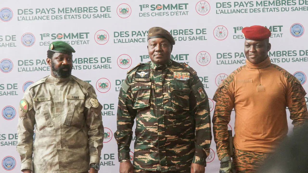Los jefes de Estado de Mali, Assimi Goita, el general de Níger, Abdourahamane Tiani, y el capitán de Burkina Faso, Ibrahim Traore, durante la primera cumbre de la Alianza de Estados del Sahel (AES) en Niamey, Níger, el 6 de julio de 2024 - REUTERS/MAHAMADOU HAMIDOU