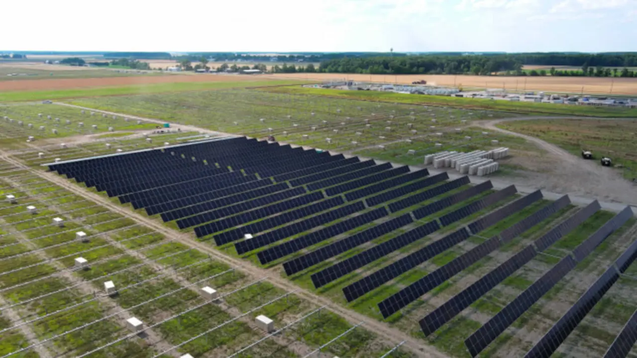 <p>Primeros paneles solares en la planta fotovoltaica Powell Creek de Ohio, Estados Unidos.</p>
