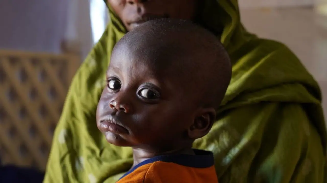 Una mujer con su hijo en un centro de apoyo a la nutrición en el norte de Darfur, una de las regiones sudanesas devastadas por la guerra. (Archivo) -&nbsp;© UNICEF/UN0836604/Zakaria&nbsp;