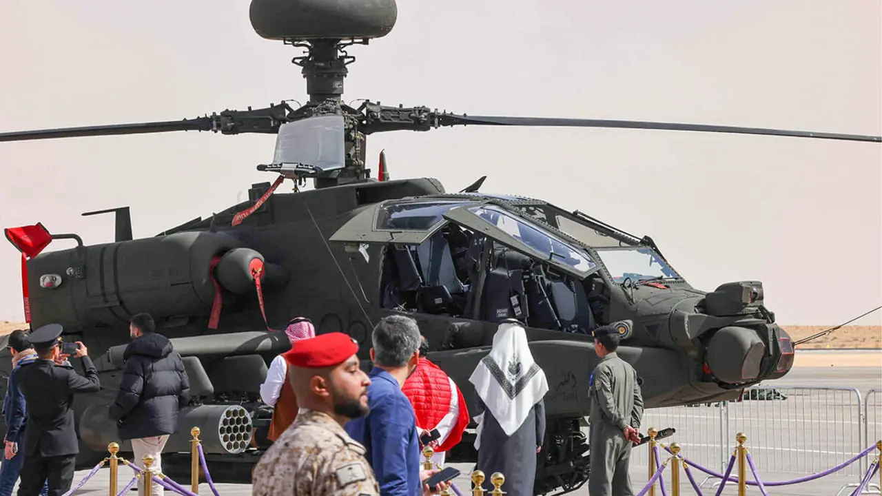<p>Helicóptero Apache saudí exhibido en la Exposición Mundial de Defensa 2024, al norte de la capital saudí, Riad, el 4 de febrero de 2024 - AFP/FAYEZ NURELDINE&nbsp;</p>
