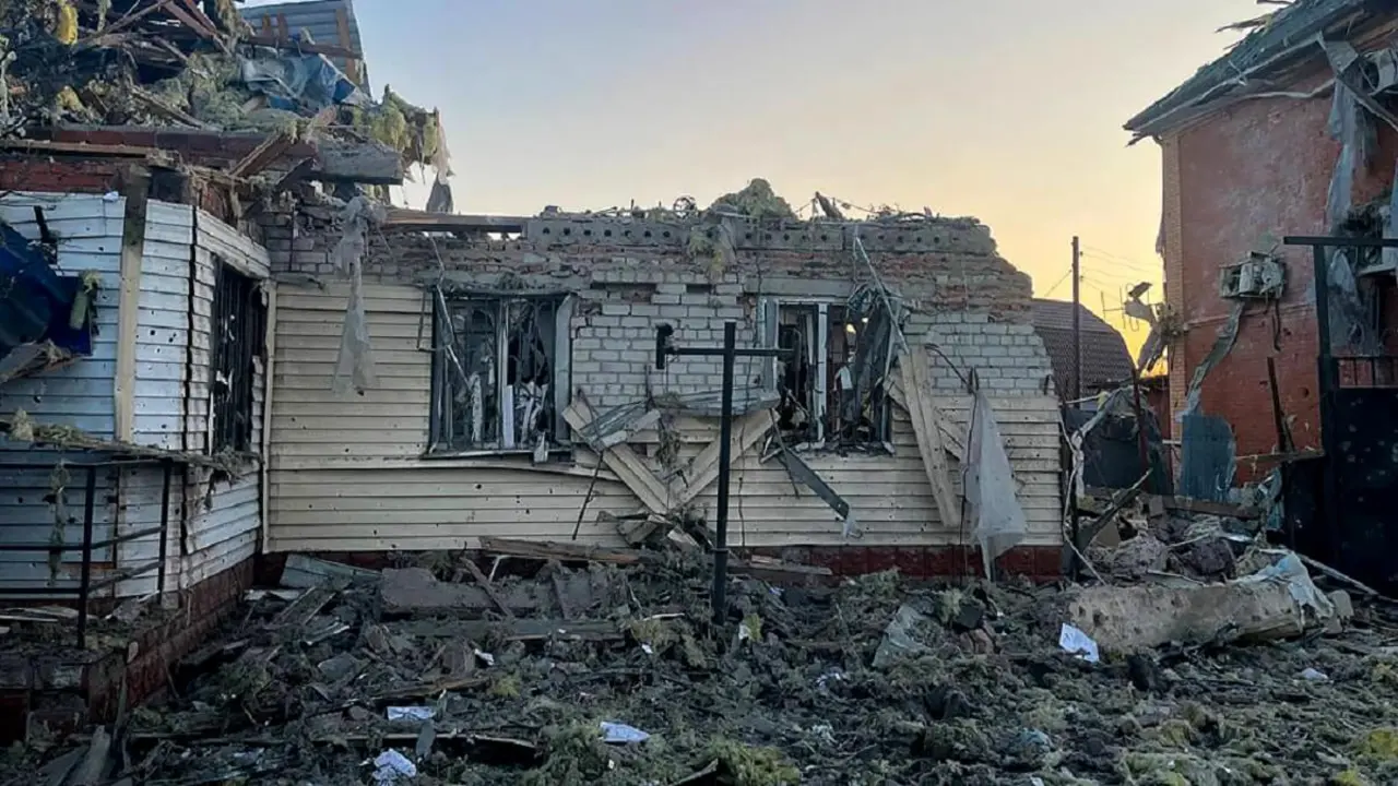 Esta fotografía difundida por el gobernador de la región de Kursk, Alexei Smirnov, en su canal de Telegram muestra daños en la ciudad de Sudzha el 6 de agosto de 2024, causados por bombardeos de las fuerzas ucranianas en la región rusa de Kursk – PHOTO/AFP PHOTO/GOBERNADOR DE LA REGIÓN DE KURSK