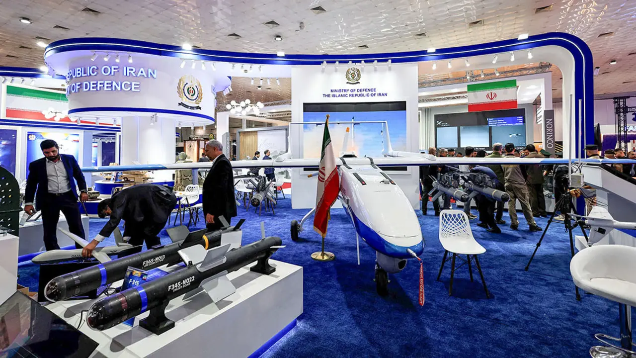 Modelos de armas de Irán se exhiben durante la Exposición de Defensa de Irak (IQDEX), en la Feria Internacional de Bagdad, en Bagdad, Irak, el 20 de abril de 2024 - REUTERS/THAIER AL-SUDANI