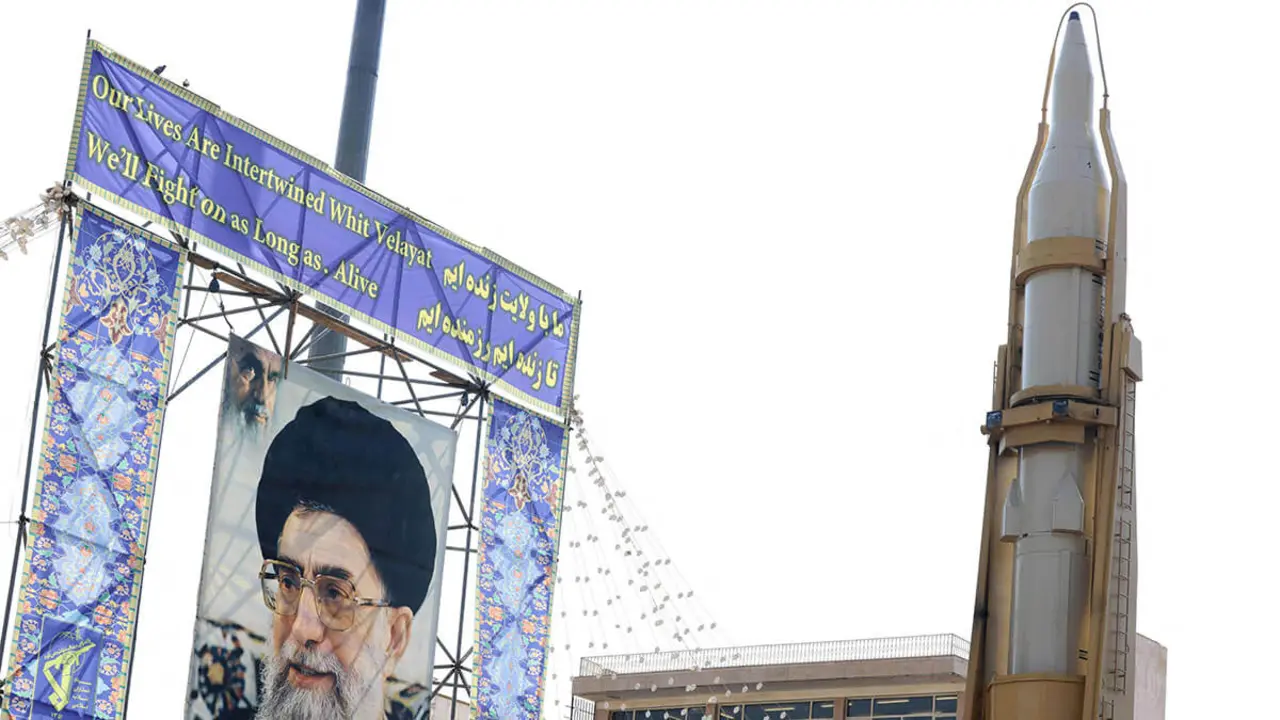 Misil tierra-tierra iraní Sejil exhibido junto a un retrato del líder supremo de Irán, el ayatolá Ali Khamenei, en una calle principal como parte de una exposición callejera con motivo de la Semana de Defensa de la República Islámica en la plaza Baharestan de Teherán - AFP/ATTA KENARE&nbsp;