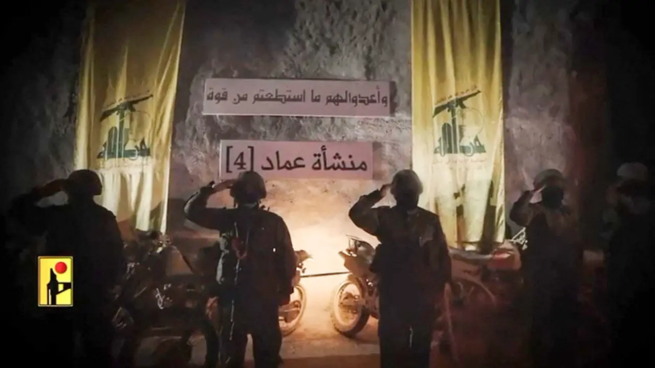 Esta captura de imagen tomada de un video publicado por la oficina de prensa de los medios militares de Hezbollah el 16 de agosto de 2024 muestra a combatientes saludando a su bandera en lo que el video describe como una posición clandestina - AFP / OFICINA DE PRENSA DE LOS MEDIOS MILITARES DE HEZBOLLAH