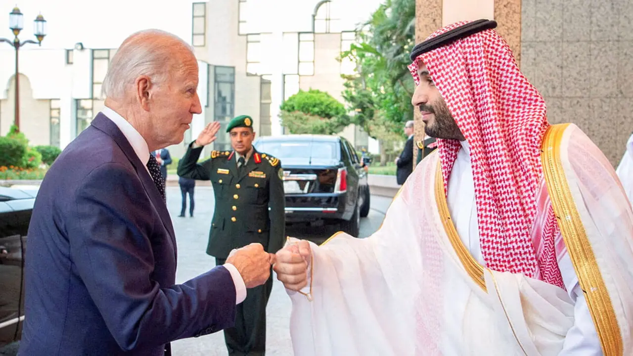 El príncipe heredero saudí Mohammed bin Salman choca el puño con el presidente estadounidense Joe Biden a su llegada al Palacio Al Salman, en Yeddah, Arabia Saudita, el 15 de julio de 2022 - CASA REAL SAUDI/BANDAR ALGALOUD via REUTERS