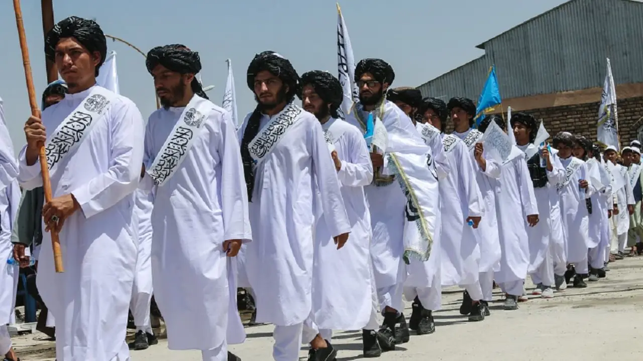 Militares talibanes caminan durante un desfile militar mientras celebran el tercer aniversario de la toma de Afganistán por los talibanes en Ghazni, el 14 de agosto de 2024 – PHOTO/Mohammad Faisal NAWEED/AFP