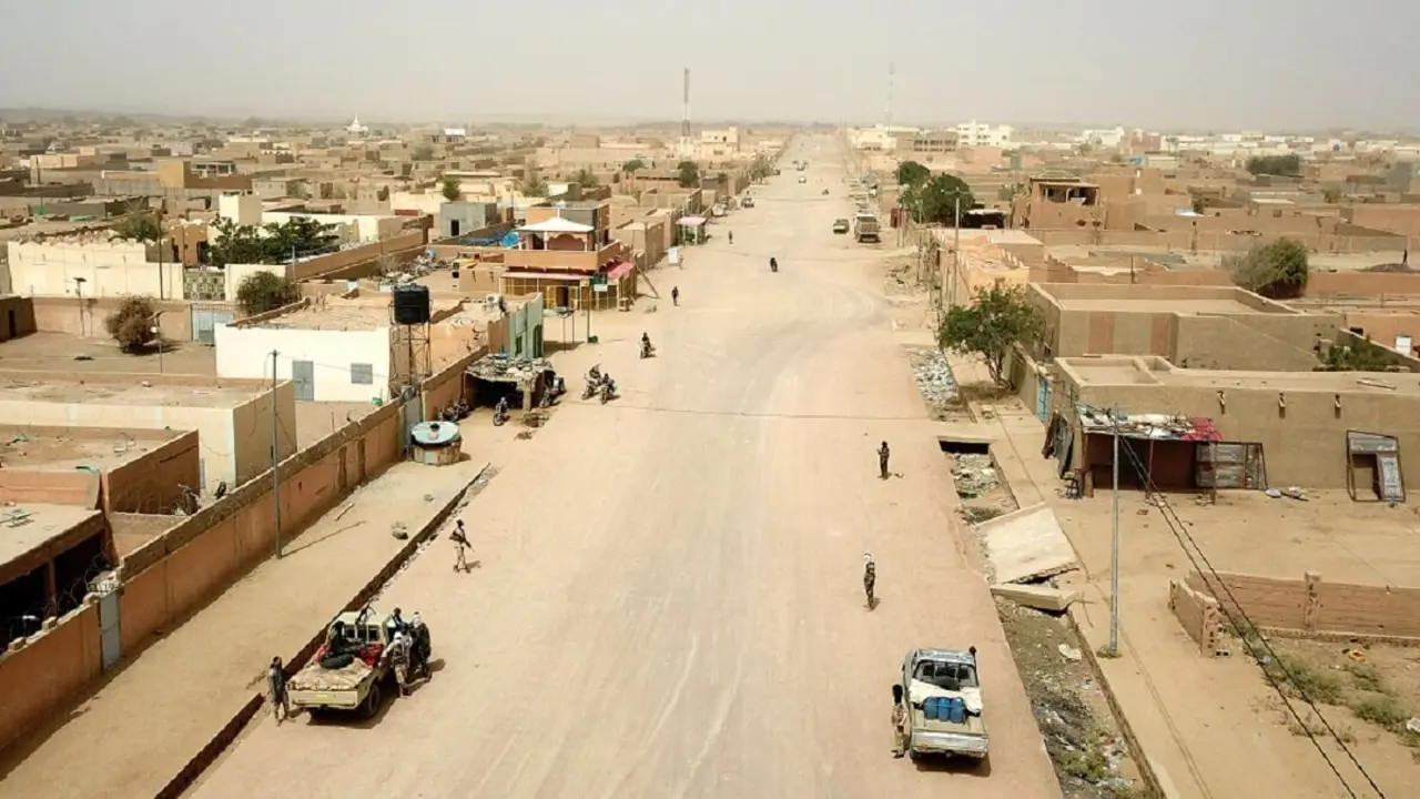 Coordinación de Movimientos del Azawad (CMA), una coalición de independentistas tuaregs y grupos nacionalistas árabes, vehículos patrullan en la ciudad de Kidal el 27 de septiembre de 2020 - PHOTO/AFP/Souleymane Ag Anara