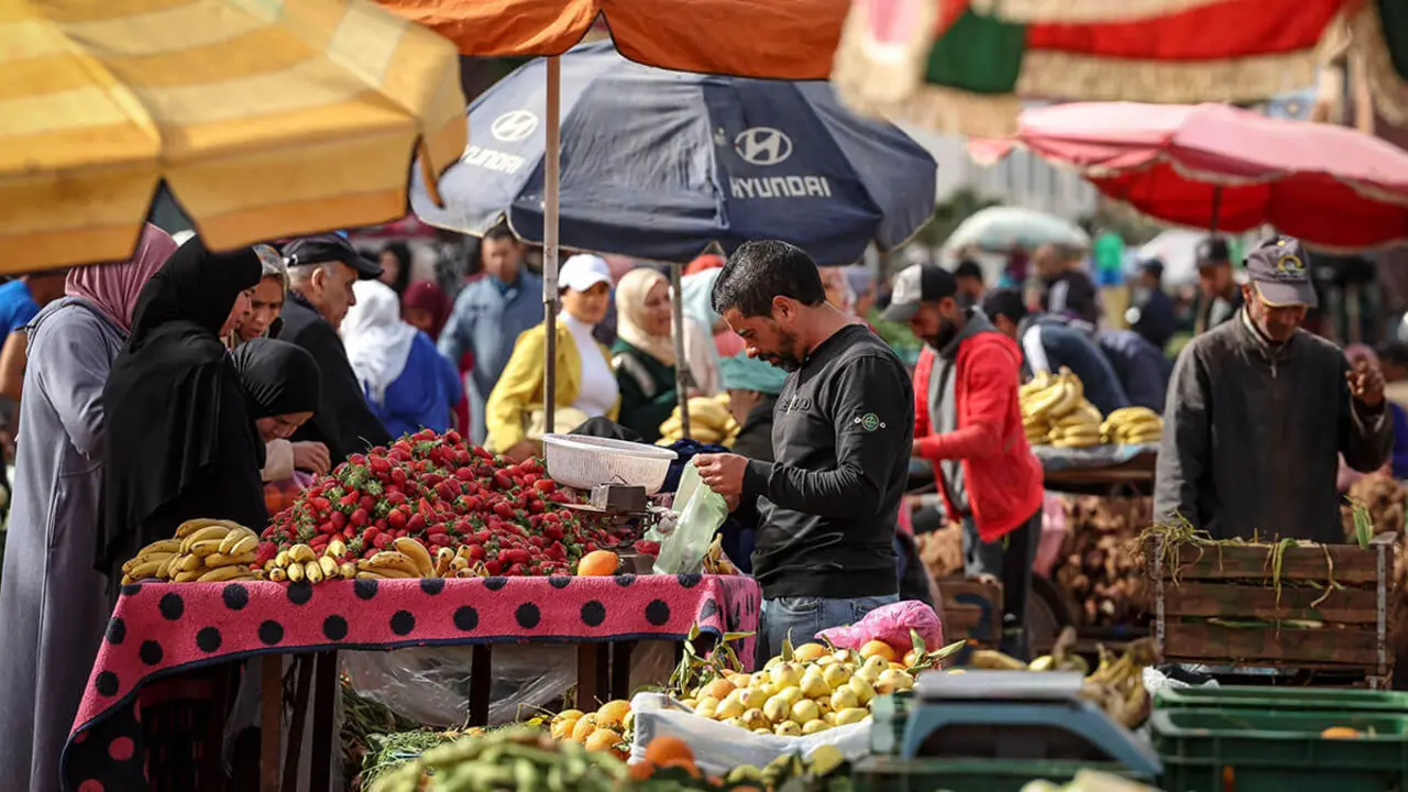 Puestos de productos frescos en el mercado de Sidi Moussa en la ciudad de Salé, en la costa atlántica de Marruecos, al norte de la capital - AFP/FADEL SENNA