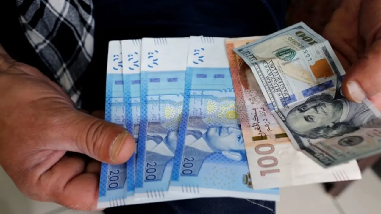 Dirhams marroquíes y billetes de dólares estadounidenses - REUTERS/YOUSSEF BOUDIAL