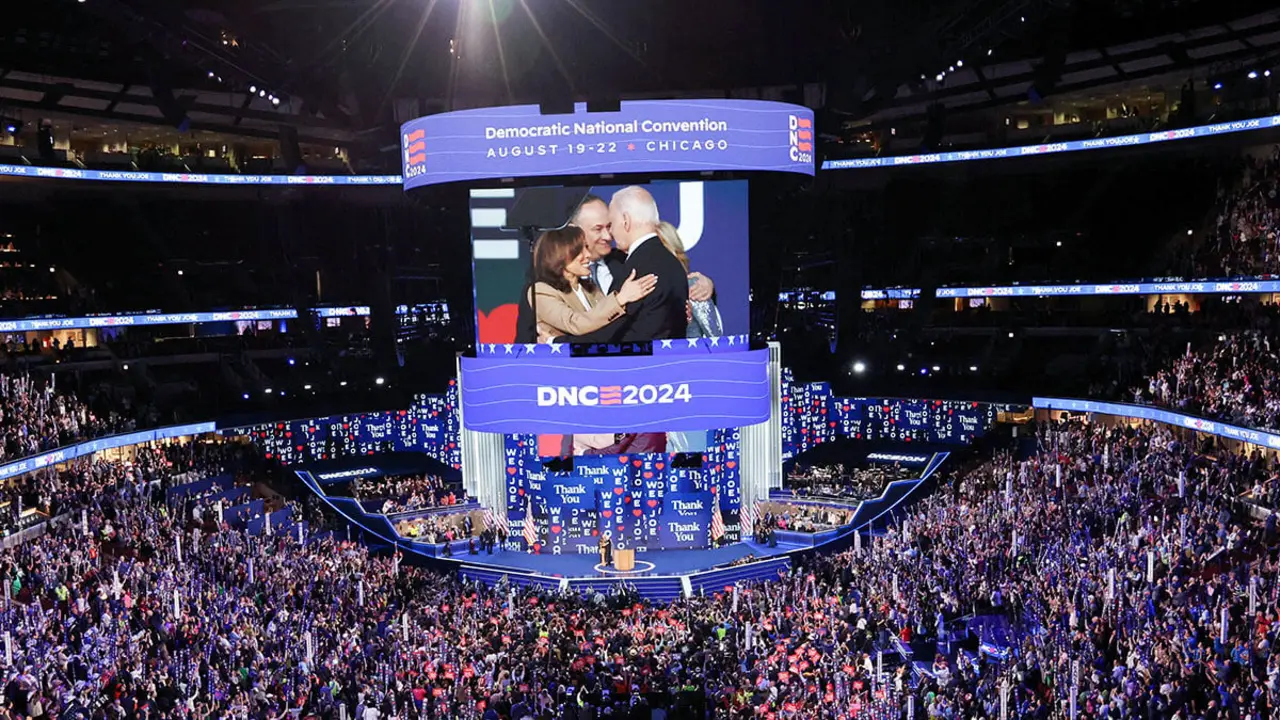 <p>El presidente de EE. UU. Joe Biden, la primera dama Jill Biden, la candidata presidencial demócrata, la vicepresidenta de EE. UU. Kamala Harris y el segundo caballero Doug Emhoff asisten al primer día de la Convención Nacional Demócrata (DNC) en el United Center en Chicago, Illinois, EE. UU., 19 de agosto de 2024 - REUTERS/MIKE SEGAR</p>
