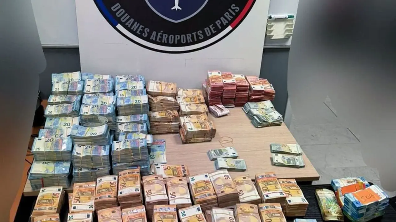 Dos viajeros argelinos procedentes de Argel fueron detenidos el domingo 18 de agosto, en el aeropuerto Roissy Charles-de-Gaulle (París) con una maleta que contenía 2,4 millones de euros - PHOTO/REDES SOCIALES