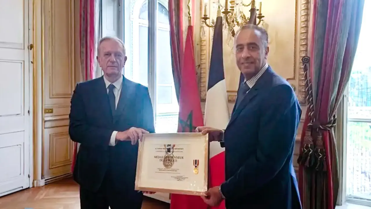 <p>Abdellatif Hammouchi recibe la medalla de honor de la Policía francesa - PHOTO/REDES SOCIALES&nbsp;</p>

