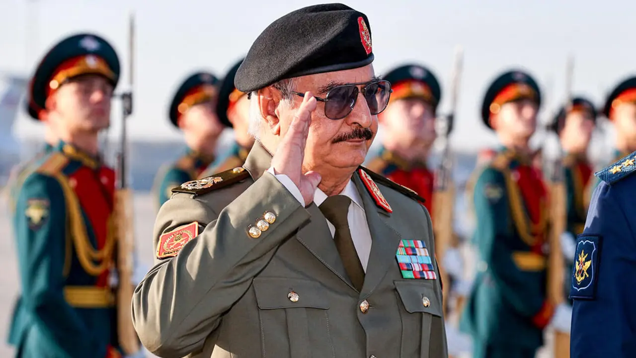 El mariscal de campo &nbsp;libio Khalifa Haftar, &nbsp;durante una ceremonia de recepción a su llegada a un aeródromo militar de Moscú el 26 de septiembre de 2023 - AFP / PÁGINA DE FACEBOOK DEL COMANDO GENERAL DEL EJÉRCITO NACIONAL LIBIO