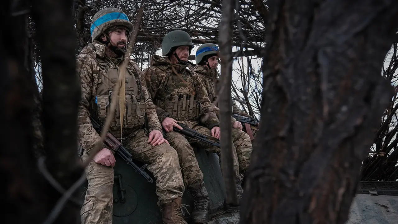 Efectivos de artillería de la 22 Brigada Mecanizada del Ejército de Ucrania descansan junto a su pieza - PHOTO/MARÍA SENOVILLA