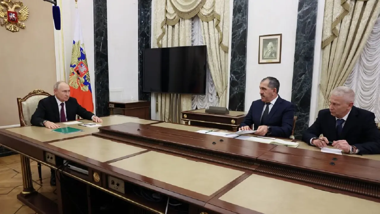 En esta fotografía de grupo distribuida por la agencia Sputnik, el presidente de Rusia, Vladímir Putin (Izquierda), asiste a una reunión con el viceministro de Defensa ruso, Yunus-Bek Yevkúrov (Derecha), y el presidente de la Liga para la Protección de los Intereses de los Veteranos de Guerras Locales y Conflictos Militares, Andréi Troshev, en el Kremlin, en Moscú, el 28 de septiembre de 2023 – PHOTO/Mikhail Metzel/POOL/AFP