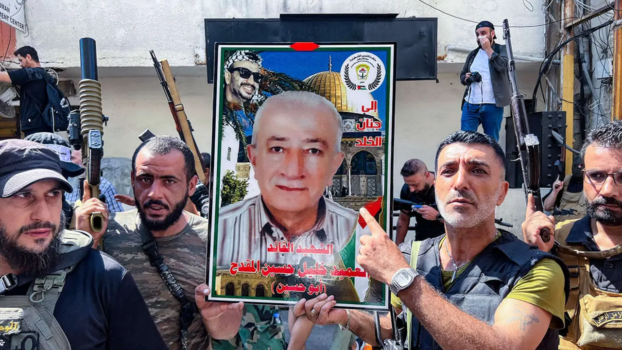 Palestinos sostienen una fotografía de Khalil Maqdah, un militante de alto rango del ala armada de Fatah, eliminado en un ataque israelí cerca de la ciudad de Sidón -&nbsp;AFP/MAHMOUD ZAYTYAT