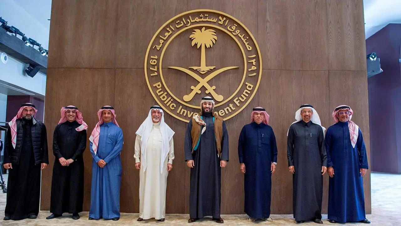 El gobernador del Fondo de Inversión Pública, Yasir Othman Al-Rumayyan; el ministro de Finanzas, Mohammed Abdullah Al Jadaan; el ministro de Estado, Ibrahim Abdulaziz Al-Assaf; el príncipe heredero de Arabia Saudí, Mohammed bin Salman; el ministro de Comercio, Majid Abdullah Al Qasabi; el ministro de Inversiones, Khalid Abdulaziz Al Falih, posan para la foto durante la reunión para lanzar la Estrategia del Fondo de Inversión Pública 2021-2025, en Riad, Arabia Saudí - PHOTO/AGENCIA DE PRENSA SAUDITA via REUTERS