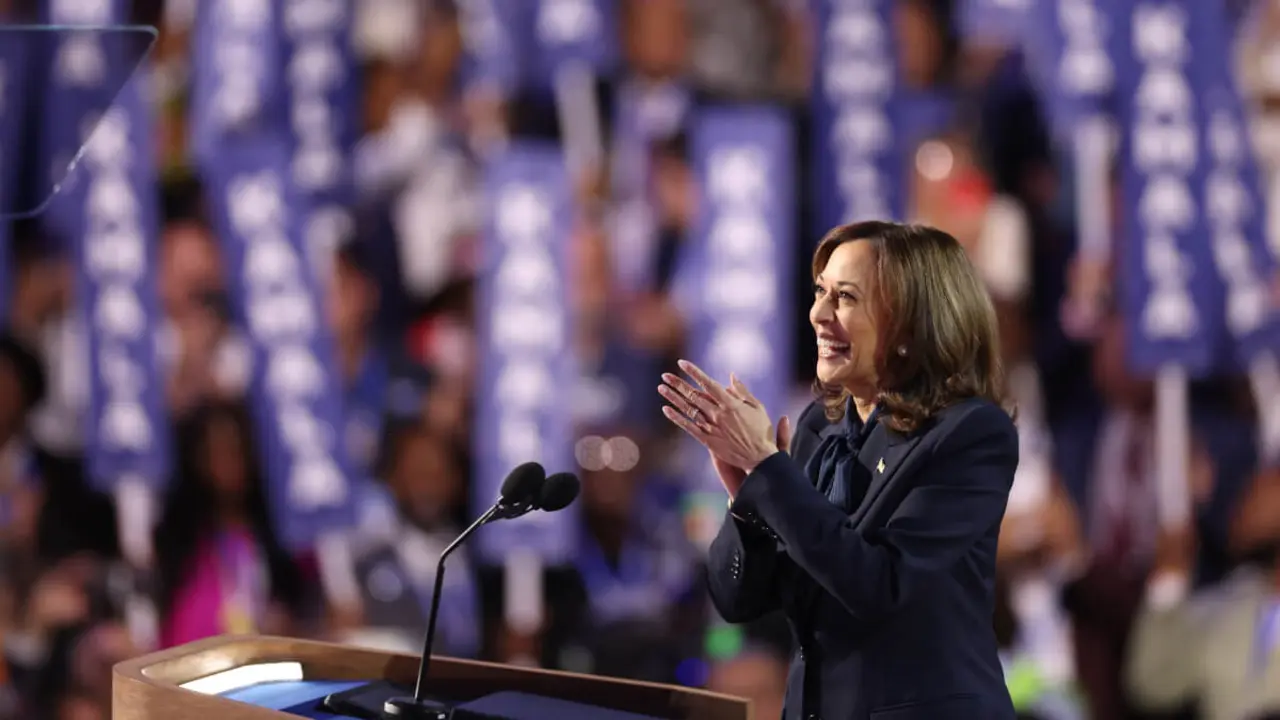 La vicepresidenta de Estados Unidos y candidata presidencial demócrata para 2024, Kamala Harris, llega para hablar en el cuarto y último día de la Convención Nacional Demócrata - CHARLY TRIBALLEAU / AFP