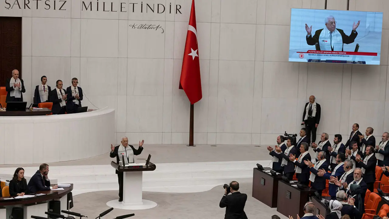 El presidente palestino Mahmoud Abbas se dirige al parlamento turco en Ankara, Turquía, el 15 de agosto de 2024 - REUTERS/ UMIT BEKTAS