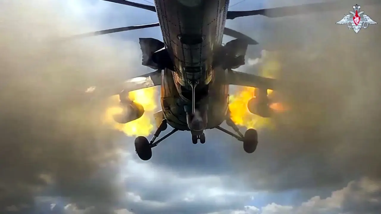 <p>Una imagen tomada de un material de archivo difundido por el Ministerio de Defensa ruso supuestamente muestra un helicóptero de ataque ruso Mi-35m disparando cohetes contra las Fuerzas Armadas de Ucrania en la zona fronteriza de la región de Kursk en Rusia - PHOTO/HANDOUT / Ministerio de Defensa ruso / AFP</p>
