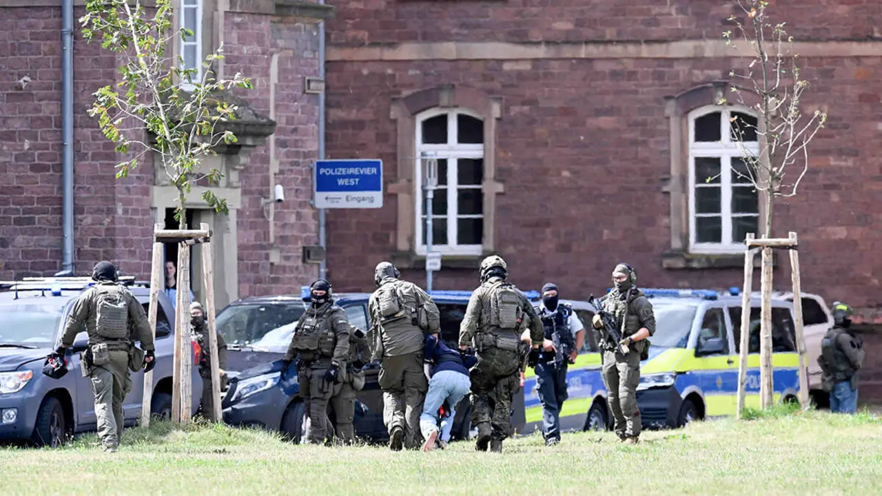 <p>Miembros de una unidad especial de policía escoltan a un hombre sospechoso de ser responsable del ataque con cuchillo en Solingen a la oficina del Fiscal Federal en Karlsruhe, sur de Alemania, el 25 de agosto de 2024 - AFP/  THOMAS KIENZLE</p>
