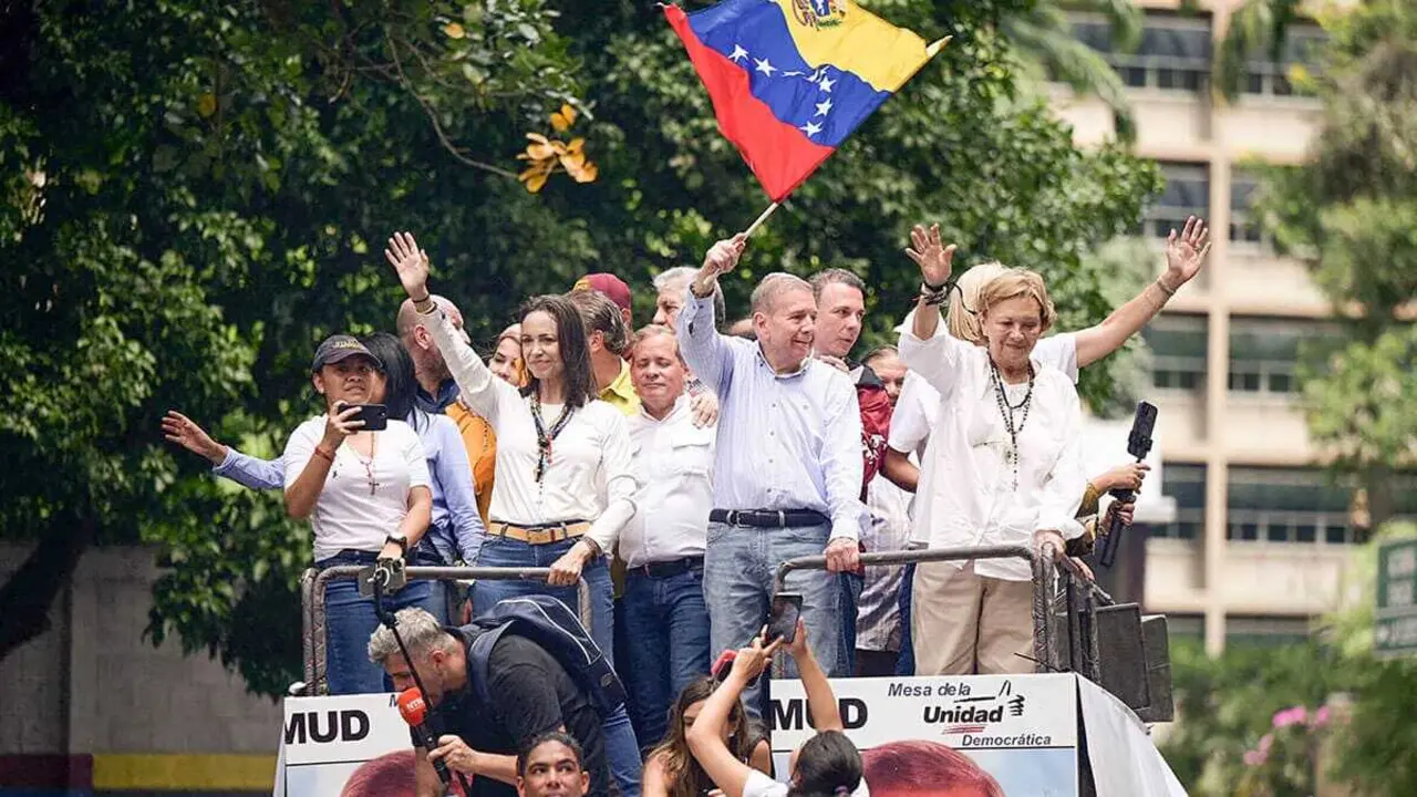 La líder opositora María Corina Machado y Edmundo González saludan mientras se dirigen a sus partidarios después de que los resultados electorales otorgaran al presidente de Venezuela, Nicolás Maduro, un tercer mandato, en Caracas, Venezuela, el 30 de julio de 2024 - REUTERS/GABY ORAA