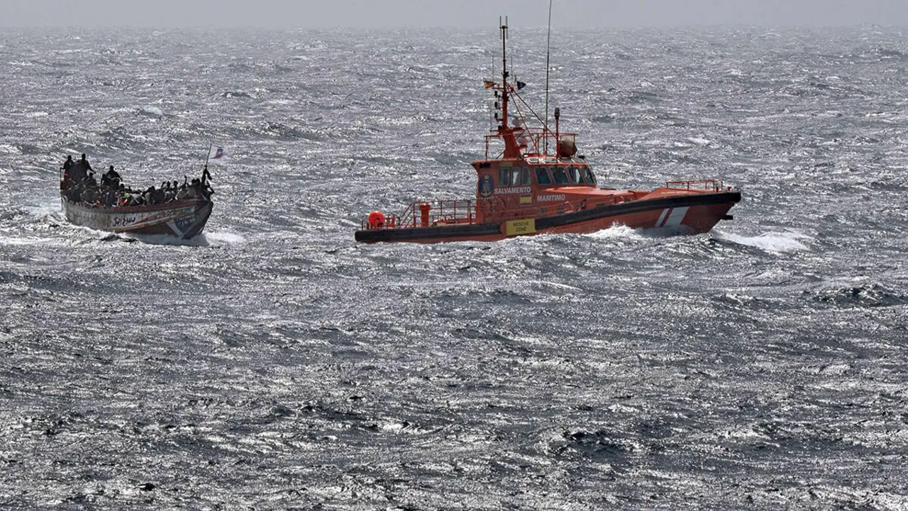 <p>No pasa un día sin que la guardia costera española rescate al menos un barco que transporta a docenas de inmigrantes africanos hacia las islas que se encuentran frente a la costa noroeste de África - AFP /ANTONIO SEMPERE</p>
