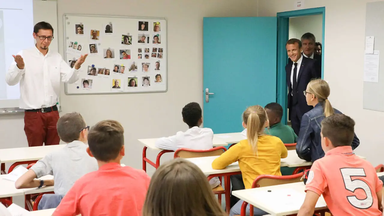 <p>Fotografia de archivo, el presidente francés, Emmanuel Macron, entra en un aula durante una visita a una escuela secundaria en Laval, en el oeste de Francia - AFP/ LUDOVIC MARIN</p>
