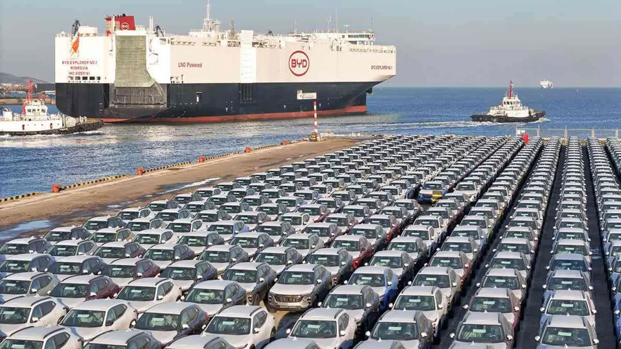 Automóviles eléctricos para exportación esperando ser cargados en el BYD Explorer NO.1, un buque de fabricación nacional destinado a exportar automóviles chinos, en el puerto de Yantai, en la provincia oriental china de Shandong - PHOTO/ AFP