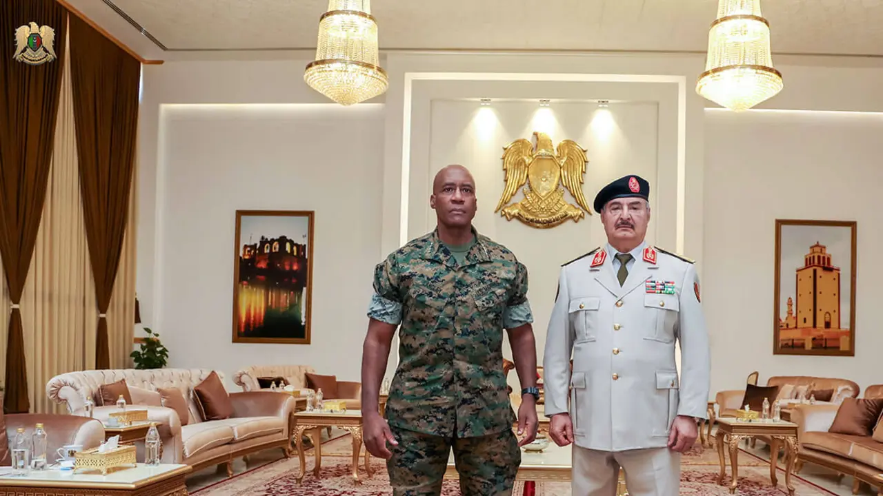 El Comandante del Comando de África de EE.UU. , General &nbsp;Michael&nbsp;Langley, y el Encargado de Negocios Jeremy Brent, &nbsp;se reunieron con el Comandante del Ejército Nacional Libio Haftar - PHOTO/EJÉRCITO NACIONAL LIBIO via REUTERS