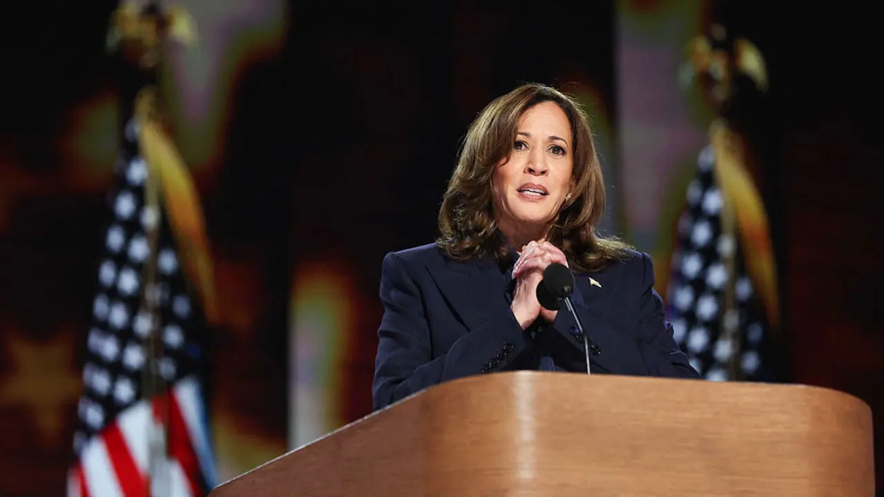 <p>La candidata presidencial demócrata, la vicepresidenta de Estados Unidos Kamala Harris, habla en el escenario durante el último día de la Convención Nacional Demócrata en el United Center el 22 de agosto de 2024 en Chicago - PHOTO/JUSTIN SULLIVAN/GETTY IMAGES NORTH AMERICA vía AFP</p>