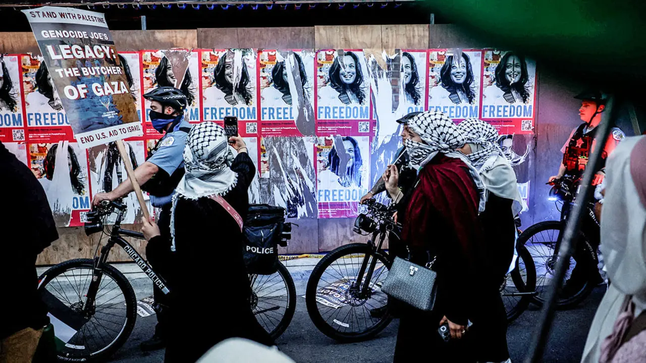 <p>Manifestantes asisten a una protesta en apoyo a los palestinos en Gaza, en medio del conflicto entre Israel y Hamás, en el marco de la Convención Nacional Demócrata (DNC), en Chicago, Illinois, EE.UU., el 21 de agosto de 2024 - REUTERS/MARCO BELLO</p>
