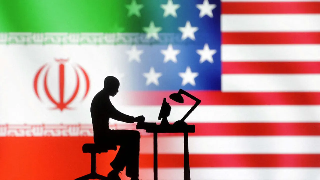 Ilustración de figuras con computadoras frente a las banderas de EE. UU. e Irán - REUTERS/ DADO RUVIC