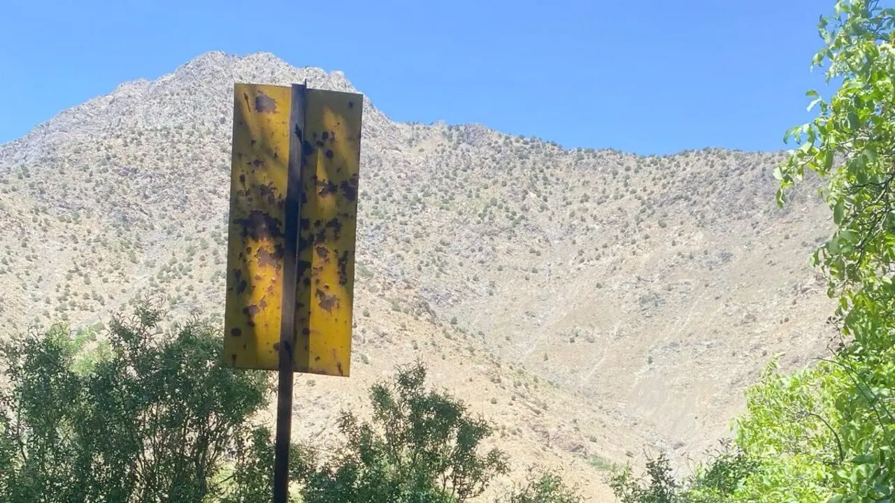 La señal en el pueblo de Aroumd, camino del monte Toubkal. El cementerio de la comunidad está ahora vallado, y ya no depende de la señal para redirigir a los excursionistas