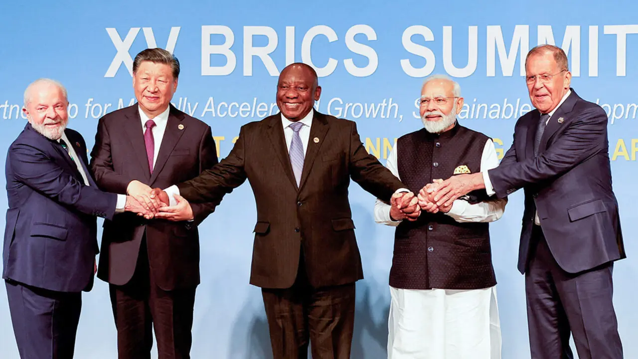 El presidente de Brasil, Luiz Inácio Lula da Silva, el presidente de China, Xi Jinping, el presidente sudafricano, Cyril Ramaphosa, el primer ministro de la India, Narendra Modi, y el ministro de Relaciones Exteriores de Rusia, Sergei Lavrov, durante la Cumbre BRICS de 2023 el 23 de agosto de 2023 - REUTERS/ GIANLUIGI GUERCIA