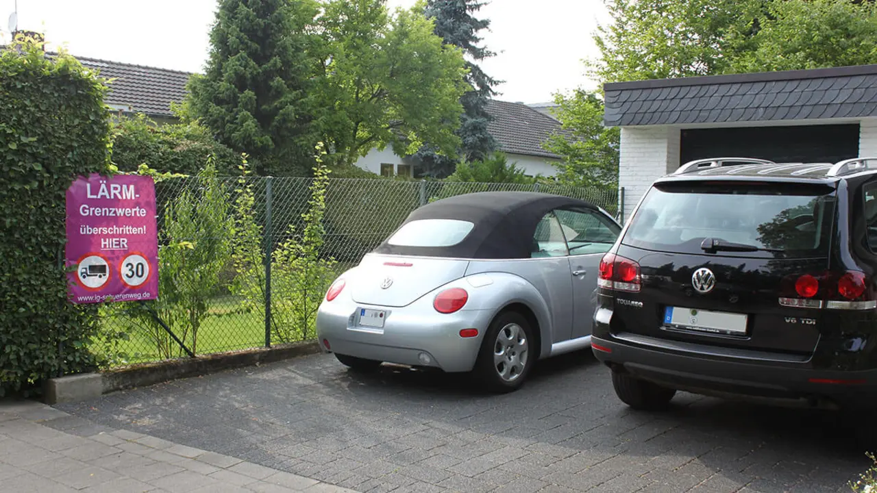 Propietarios de coches solicitan medidas contra el ruido del tráfico de la carretera a la altura de su casa, una típica situación Nimby - PHOTO/https://ca.wikipedia.org/wiki/Nimby&nbsp;