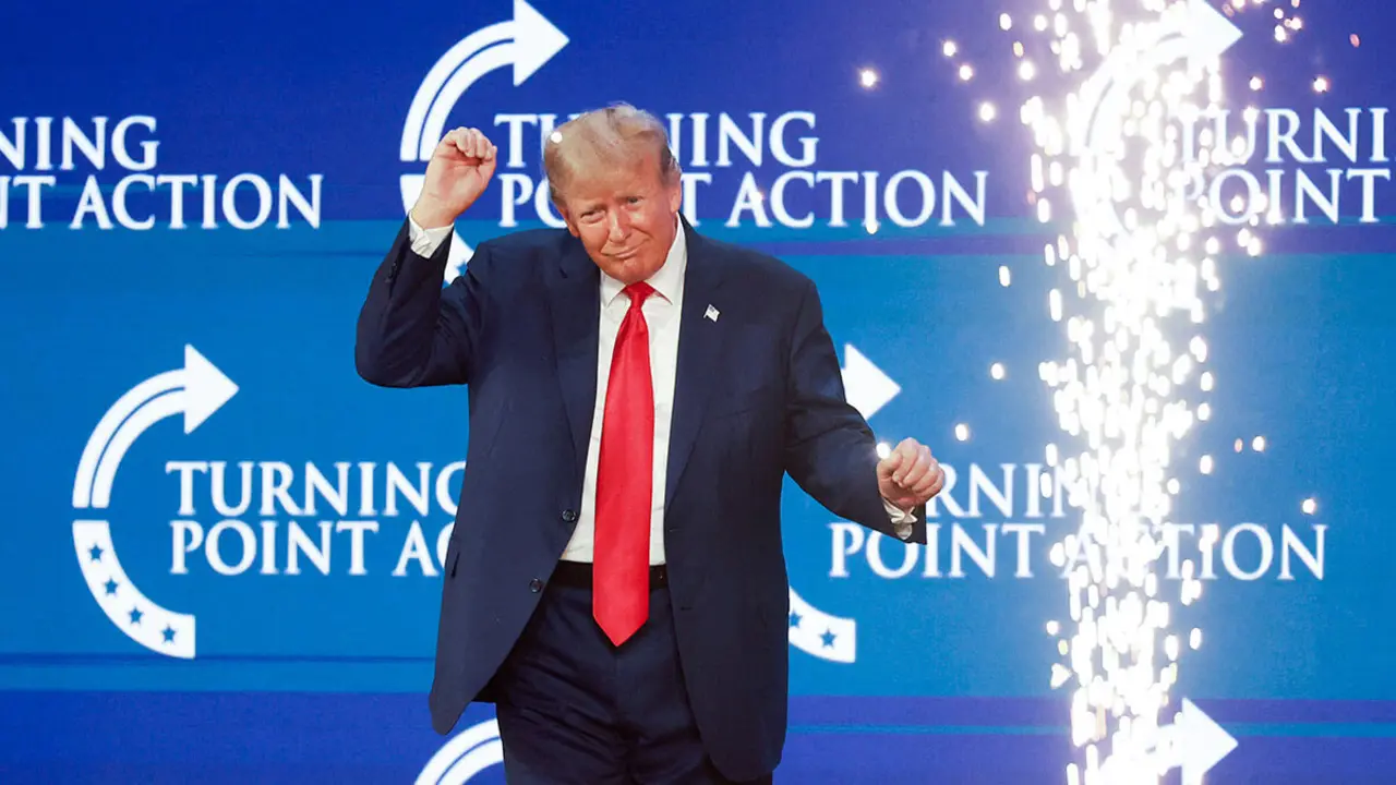 <p>El expresidente Donald Trump baila brevemente después de hablar en la conferencia Turning Point Action mientras continúa su campaña presidencial de 2024 el 15 de julio de 2023 en West Palm Beach, Florida - PHOTO/ JOE RAEDLE / GETTY IMAGES NORTH AMERICA via AFP</p>

